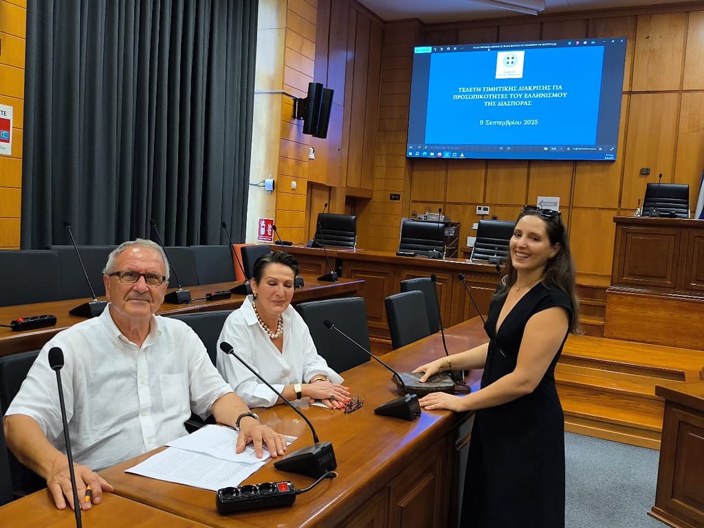 The recipients of the honorary distinction, daughter and granddaughter of the late Zisis Dardalis and Mr. Tamis.