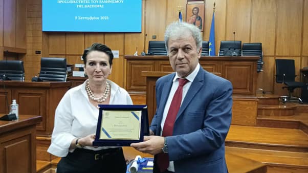The daughter of the late Zisis Dardalis, Rina Dardali-Lada accepts her father's honorary distinction from the Regional Governor, Giorgos Amanatidis.